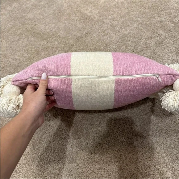 NWOT - Anthropologie -  Tasseled Chenille Nadia Pillow, Pink & Beige, Knit 20x20 - Picture 6 of 7